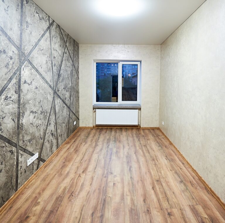 Room in apartment before and after renovation works